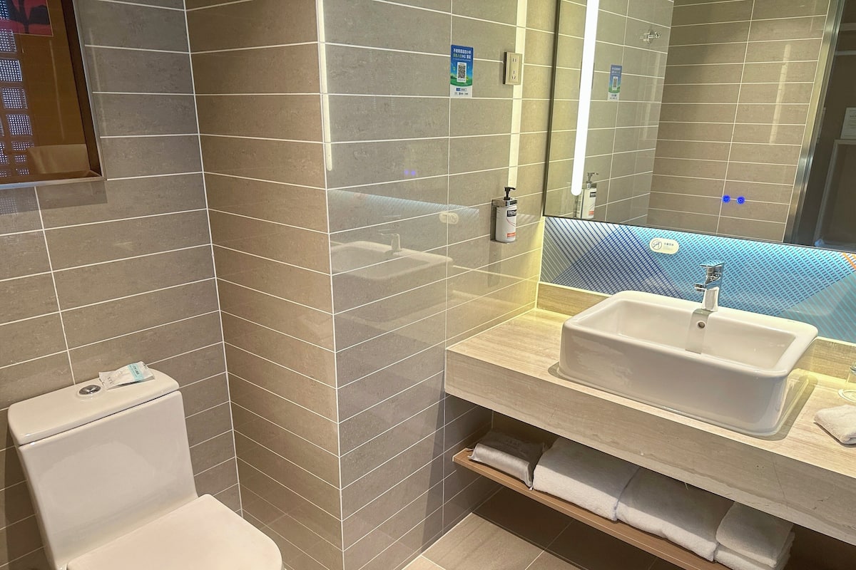 Down duvets, in-room safe, desk, blackout curtains