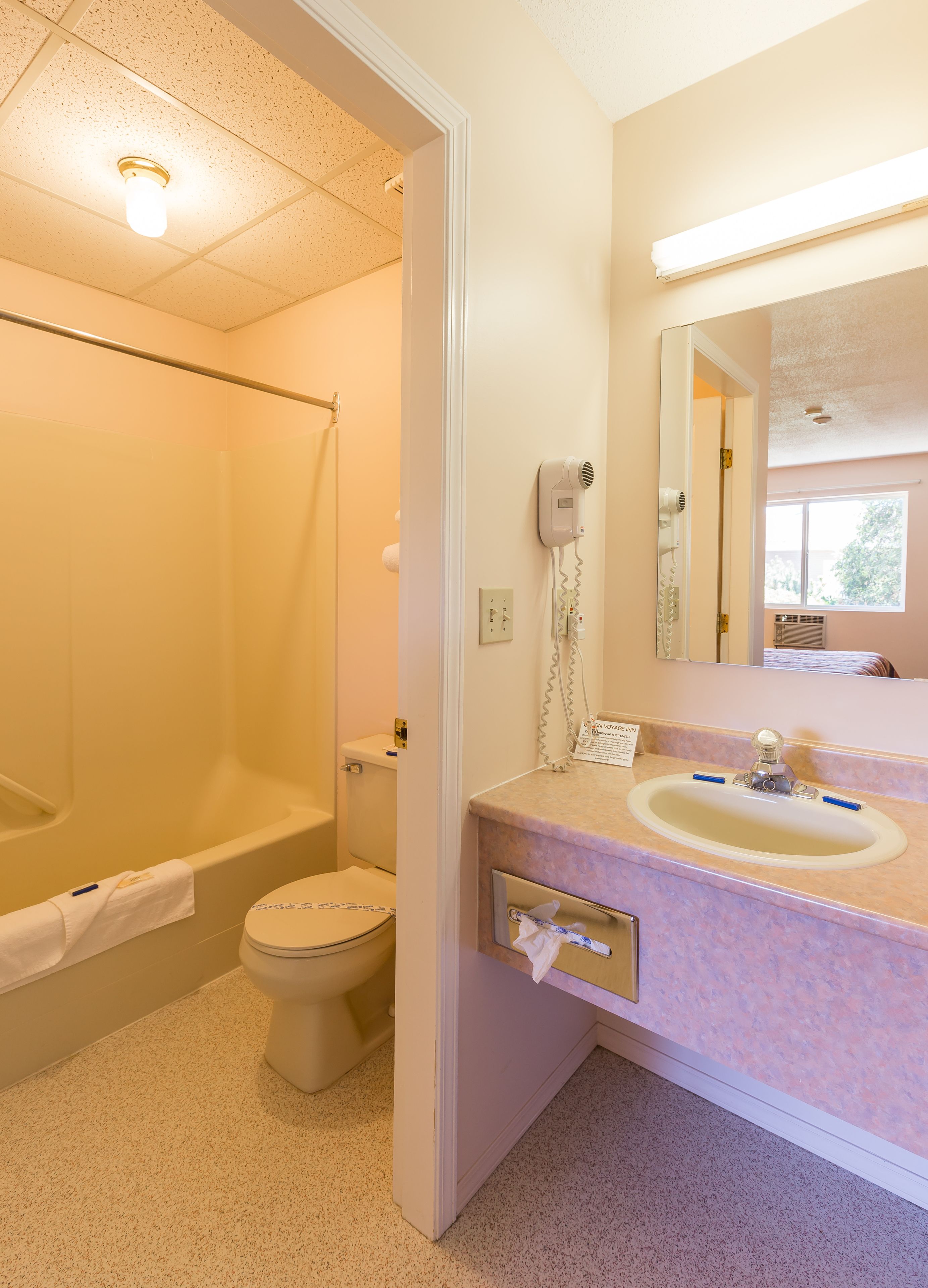 combined shower/bathtub, free toiletries, towels