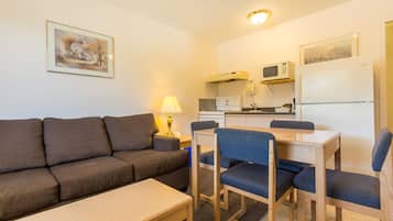 Suite, 2 Schlafzimmer, Küche | Wohnbereich | 32-Zoll-Flachbildfernseher mit Kabelempfang, Fernseher