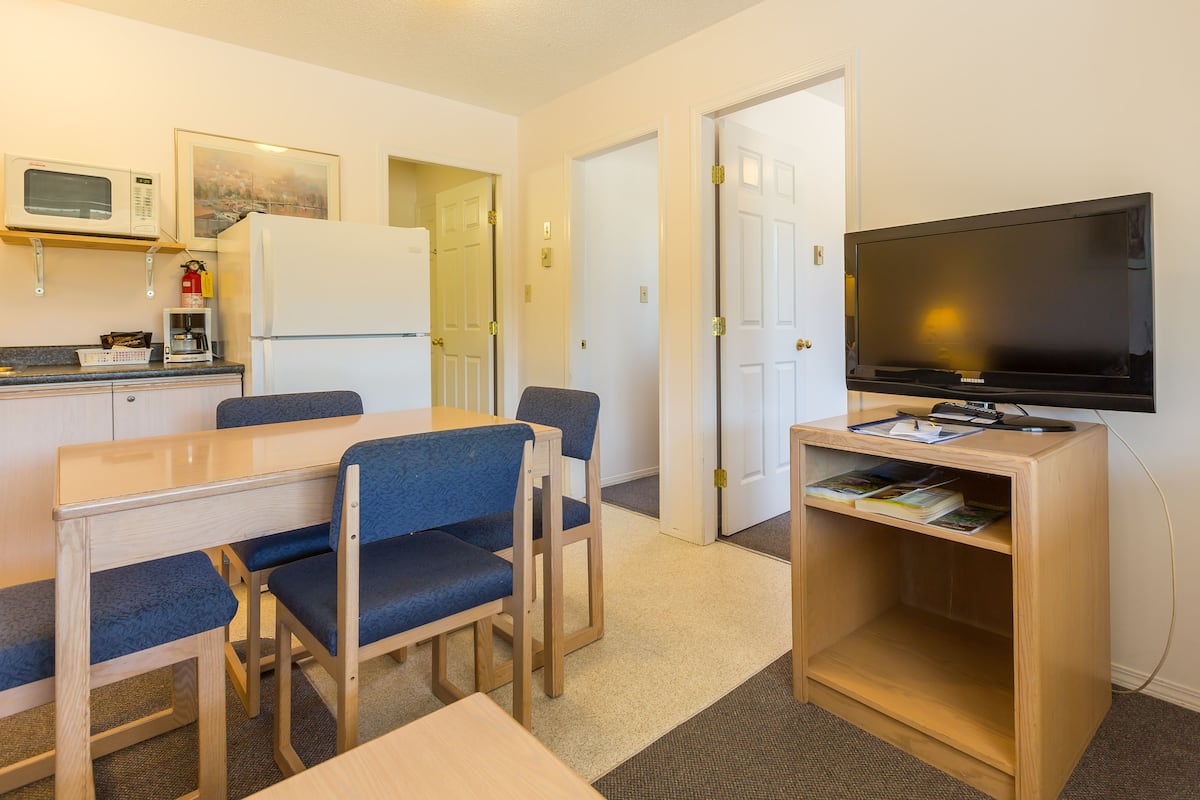 suite, 2 bedrooms, kitchen | private kitchenette | fridge, microwave, coffee/tea maker, electric kettle