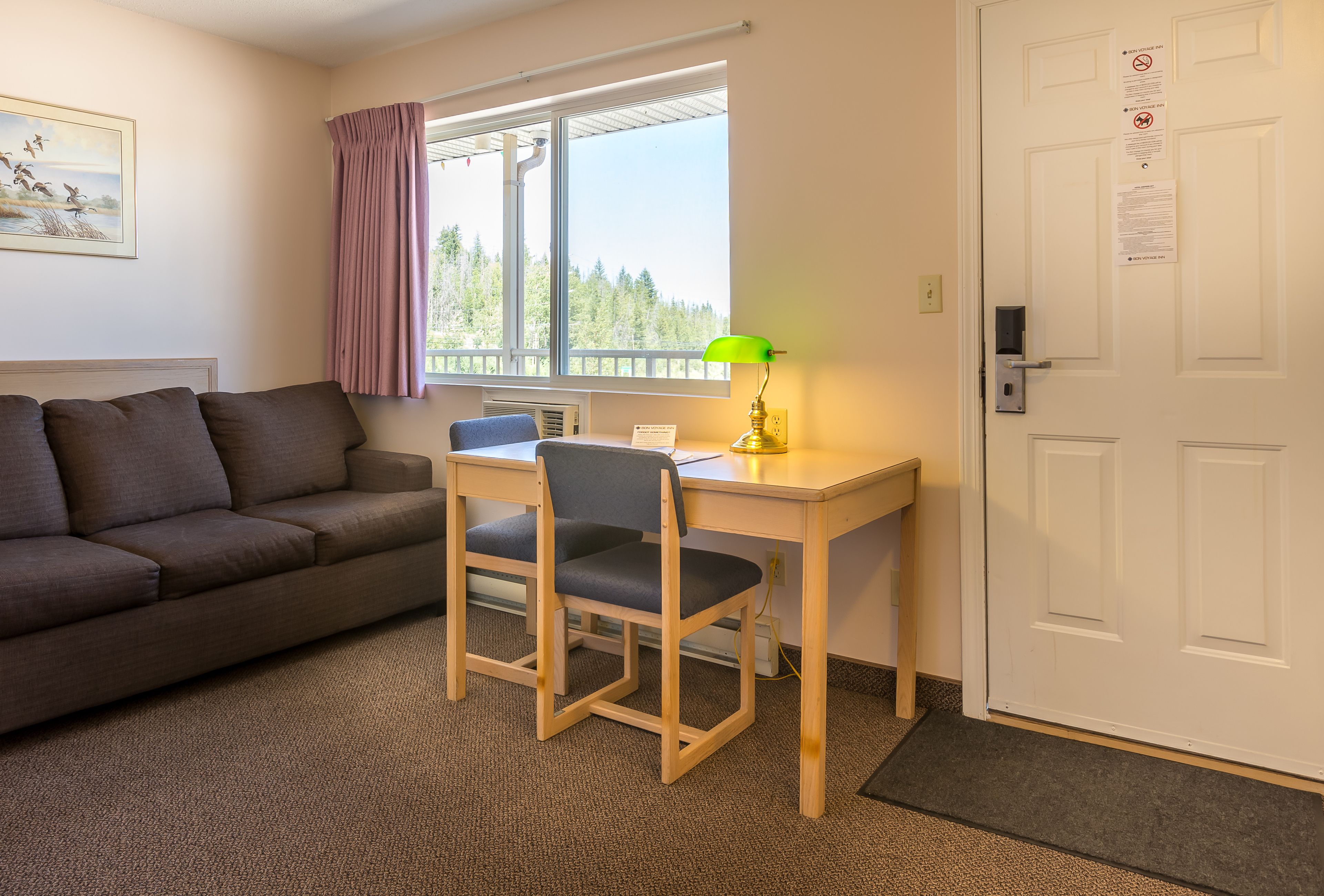 Escritorio, cortinas blackout y tabla de planchar con plancha 