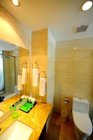 Een douche, gratis toiletartikelen, pantoffels