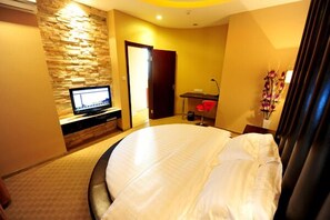 Minibar, desk, blackout drapes, soundproofing - ACG Life Theme Hotel Shangpin Branch (HANGZHOU)