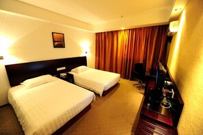 Een minibar, een bureau, verduisterende gordijnen, geluiddichte muren