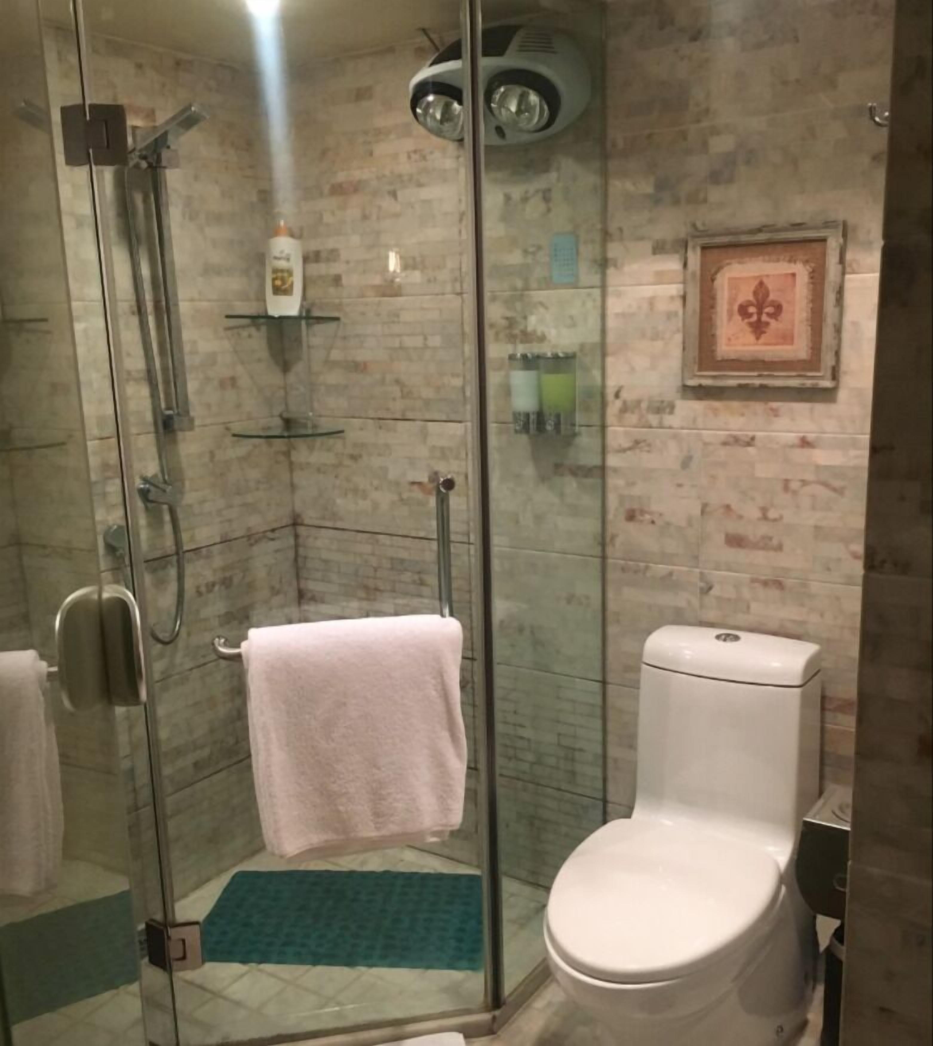 shower, rainfall showerhead, free toiletries, hair dryer