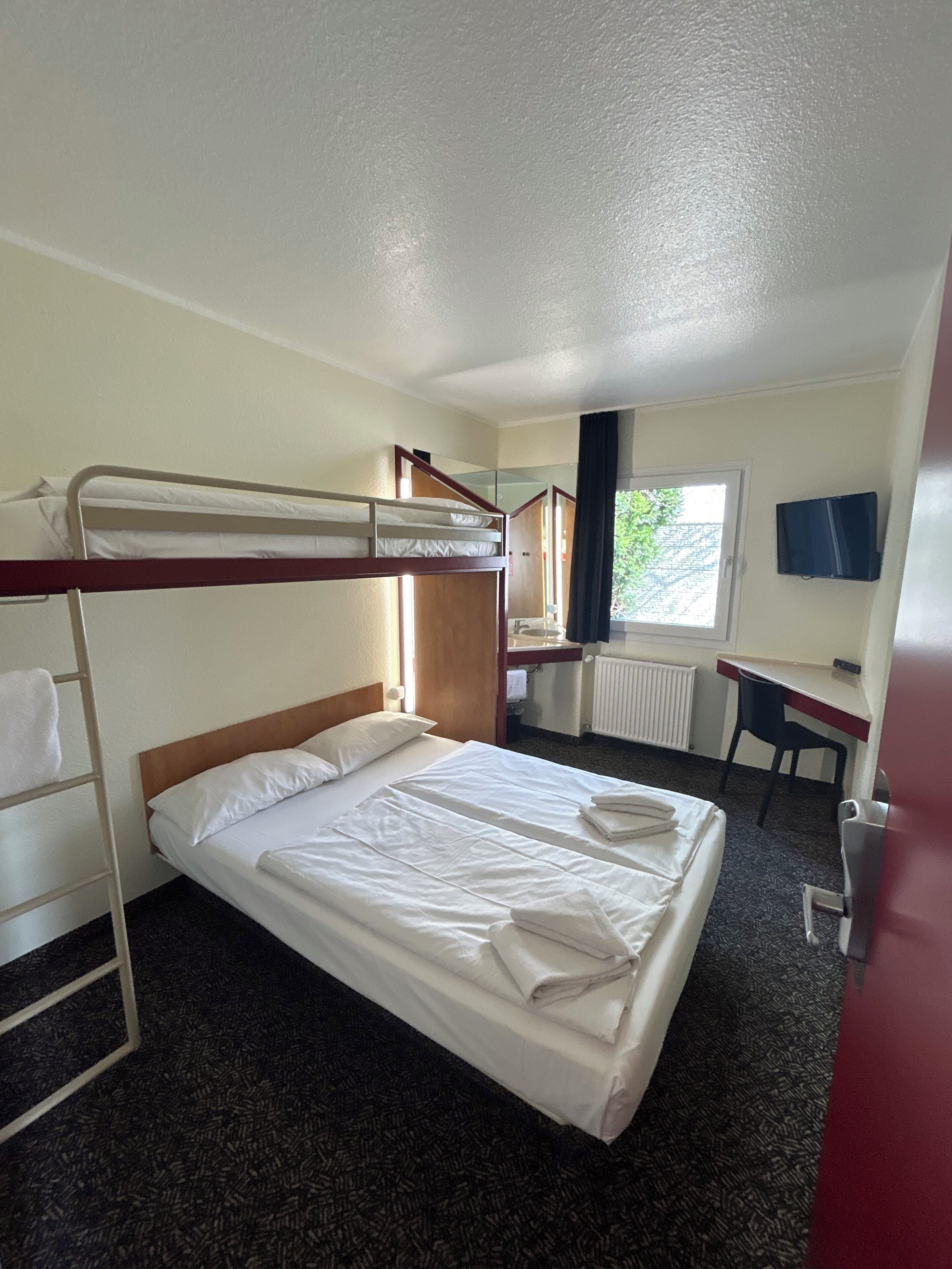 Dubbelrum - delat badrum | Skrivbord, gratis wi-fi och sängkläder