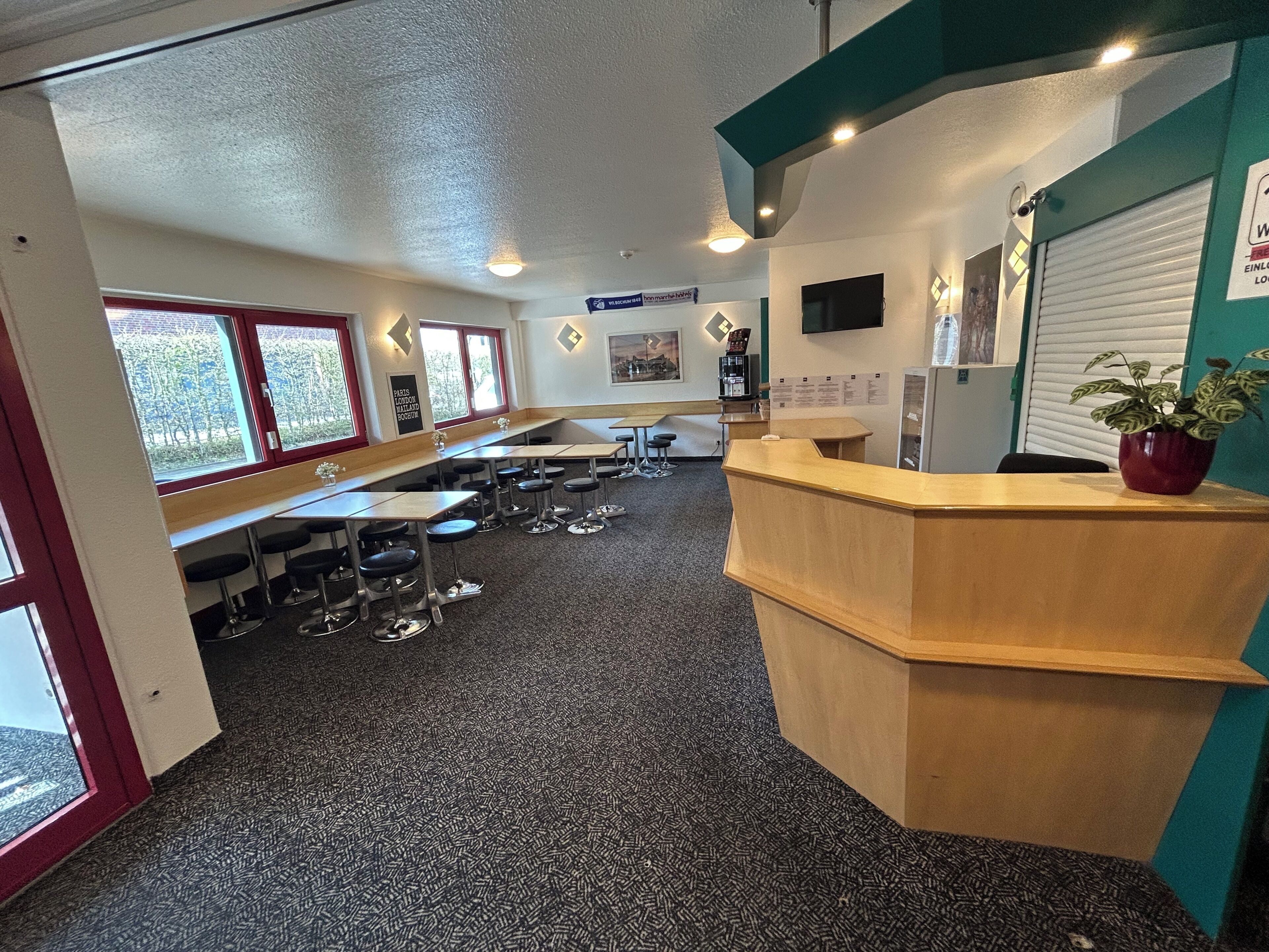 بوفيه فطور يوميًا بتكلفة قدرها (10 EUR للشخص)