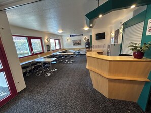 Daily buffet breakfast (EUR 10 per person) - bon marché hôtel Bochum - Hostel (Bochum)