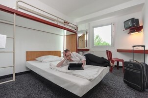 办公桌、免费 WiFi、床单