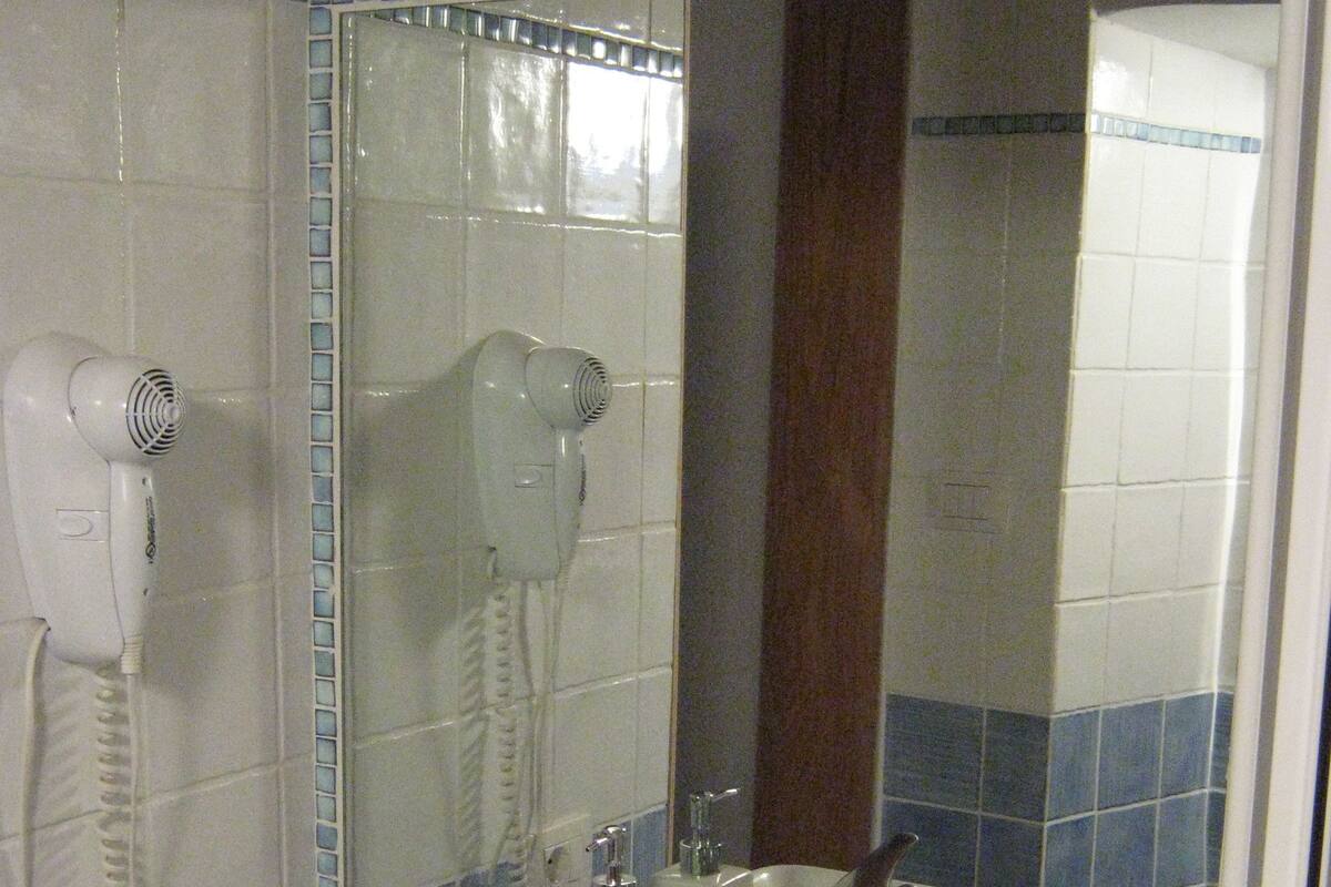 Superior Double Room, Private Bathroom | Bathroom sink