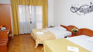 Vierbettzimmer, Gemeinschaftsbad | Hochwertige Bettwaren, Schreibtisch, Bügeleisen/Bügelbrett