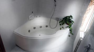 Jetted tub