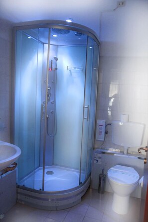 Standard Double or Twin Room, 1 Bedroom | Bathroom | Jetted bath, free toiletries, hair dryer, towels - B&B Music (Milan)