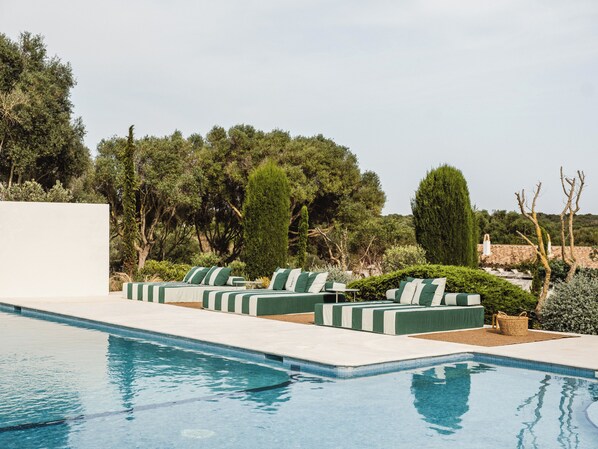 Piscine extérieure (ouverte en saison), parasols de plage