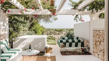 Suite junior, Terraza, en el área del jardín (Chill out) | 1 habitación, ropa de cama de alta calidad, edredón y minibar