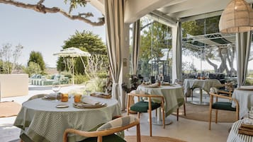 Spécialités Cuisine internationale, vue sur la piscine