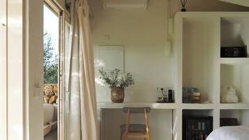Suite | Seprai premium, selimut bulu angsa, minibar, dan brankas