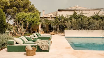 Piscine extérieure, parasols de plage, chaises longues