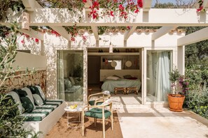 Signature Suite, Private Pool, Garden Area | Premium bedding, down duvets, minibar, in-room safe