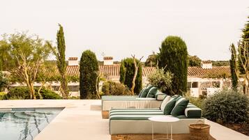 Kolam renang outdoor musiman, dengan payung kolam renang