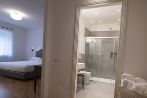 Chambre triple Standard, salle de bain attenante | 1 chambre, literie de qualité, ameublement unique, bureau