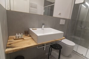 Tripla Standard, bagno in camera | Bagno | Set di cortesia gratuito, asciugacapelli, bidet, asciugamani