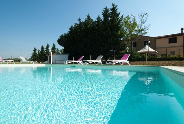 Piscine extérieure, parasols de plage, chaises longues