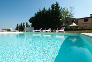 Piscine extérieure, parasols, chaises longues