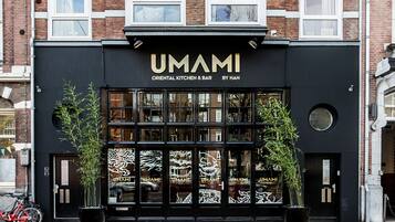 Se sirven comidas, cenas y cocina asiática