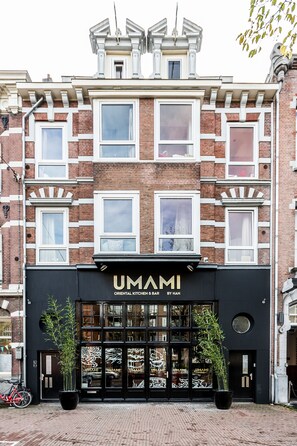 供應午餐和晚餐,亞洲料理