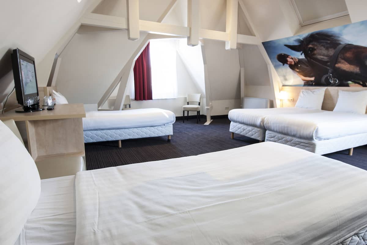 Chambre quadruple | Bureau, fer et planche Ă repasser, accĂšs au Wi-Fi (inclus)