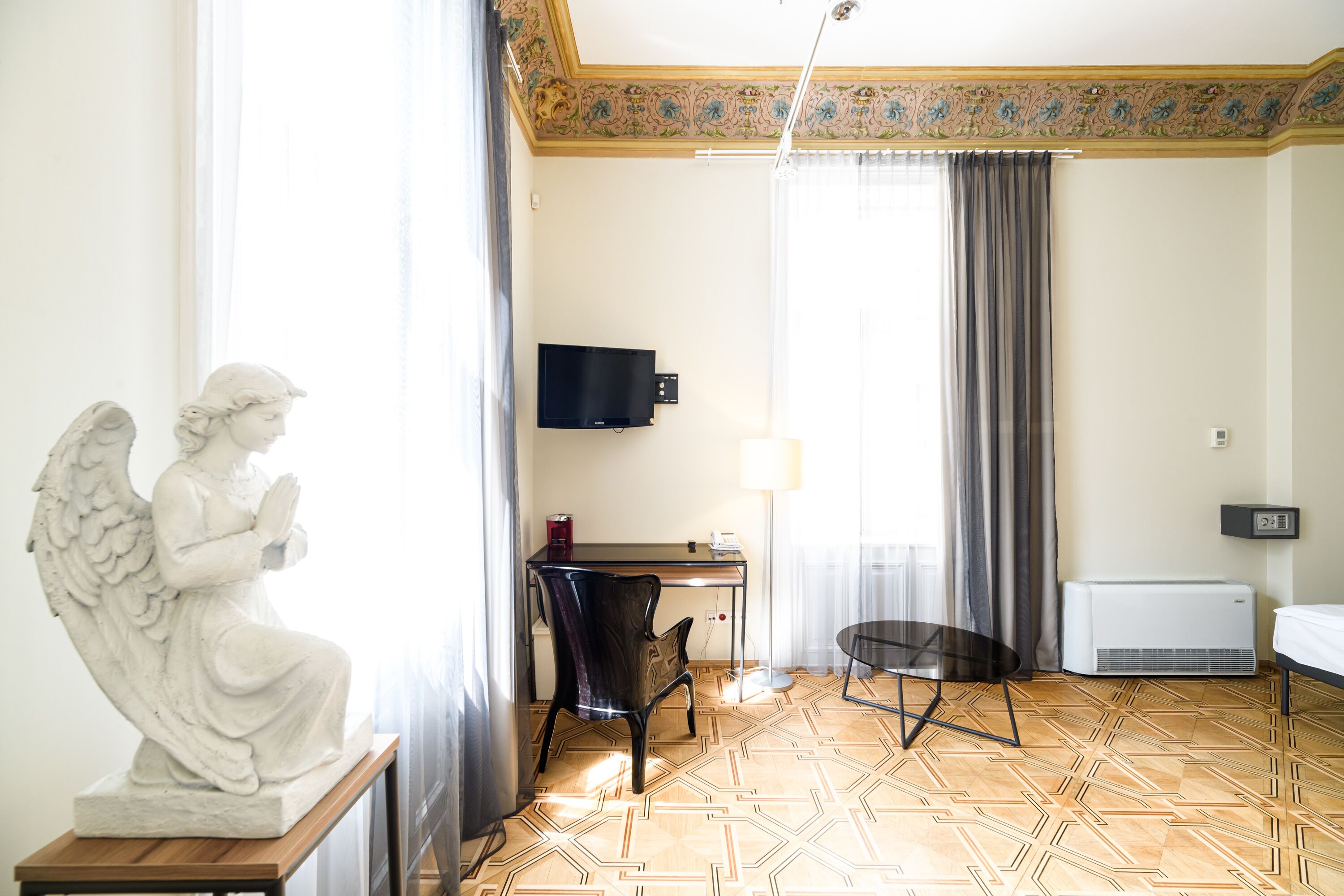 superior double room | living area | 40-cm tv with satellite channels