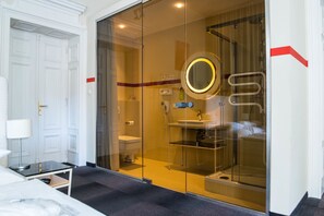 Dobbeltrom – superior | Minibar, safe på rommet, skrivebord og strykejern/-brett