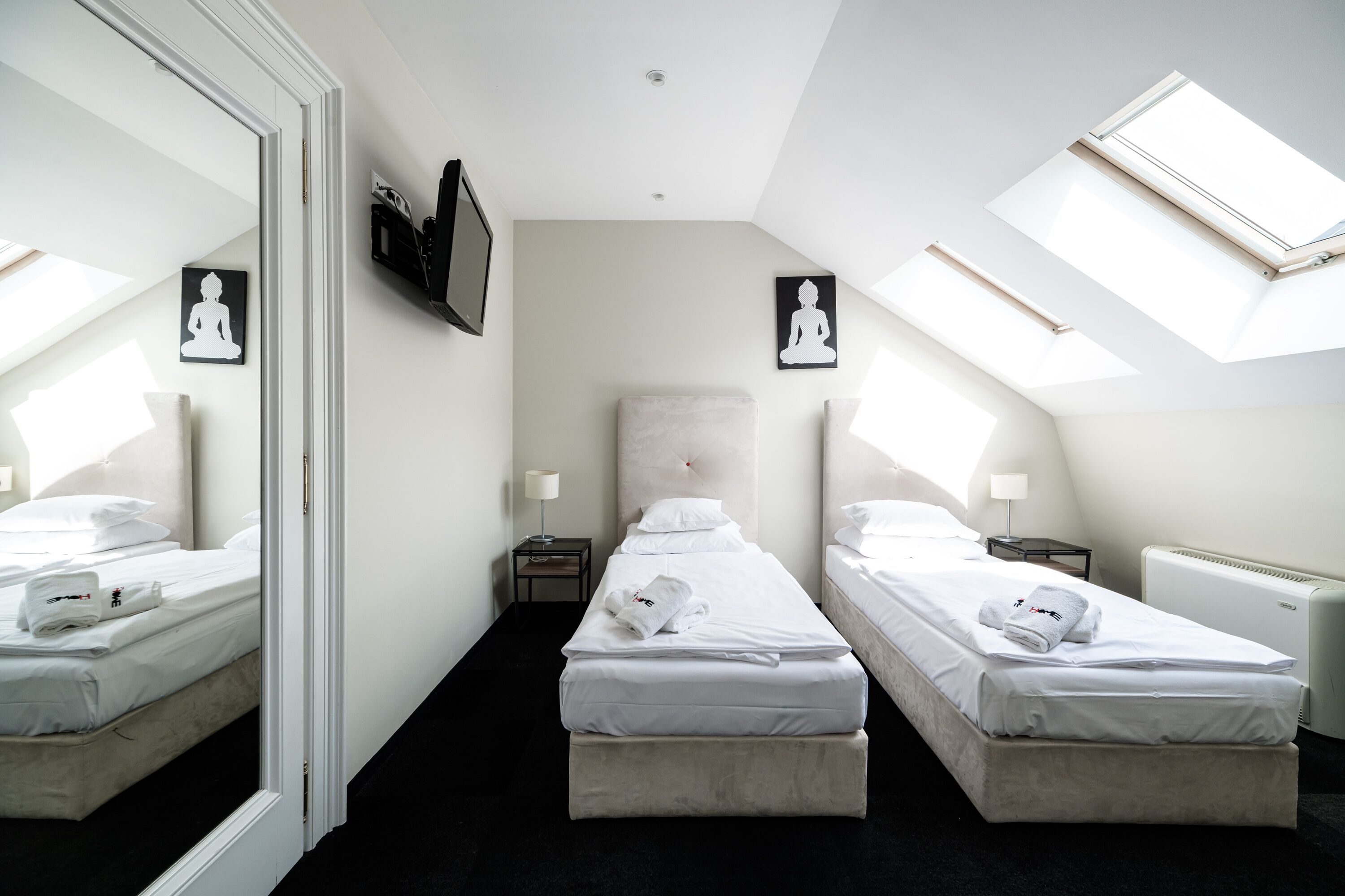 deluxe twin room | living area | 40-cm tv with satellite channels