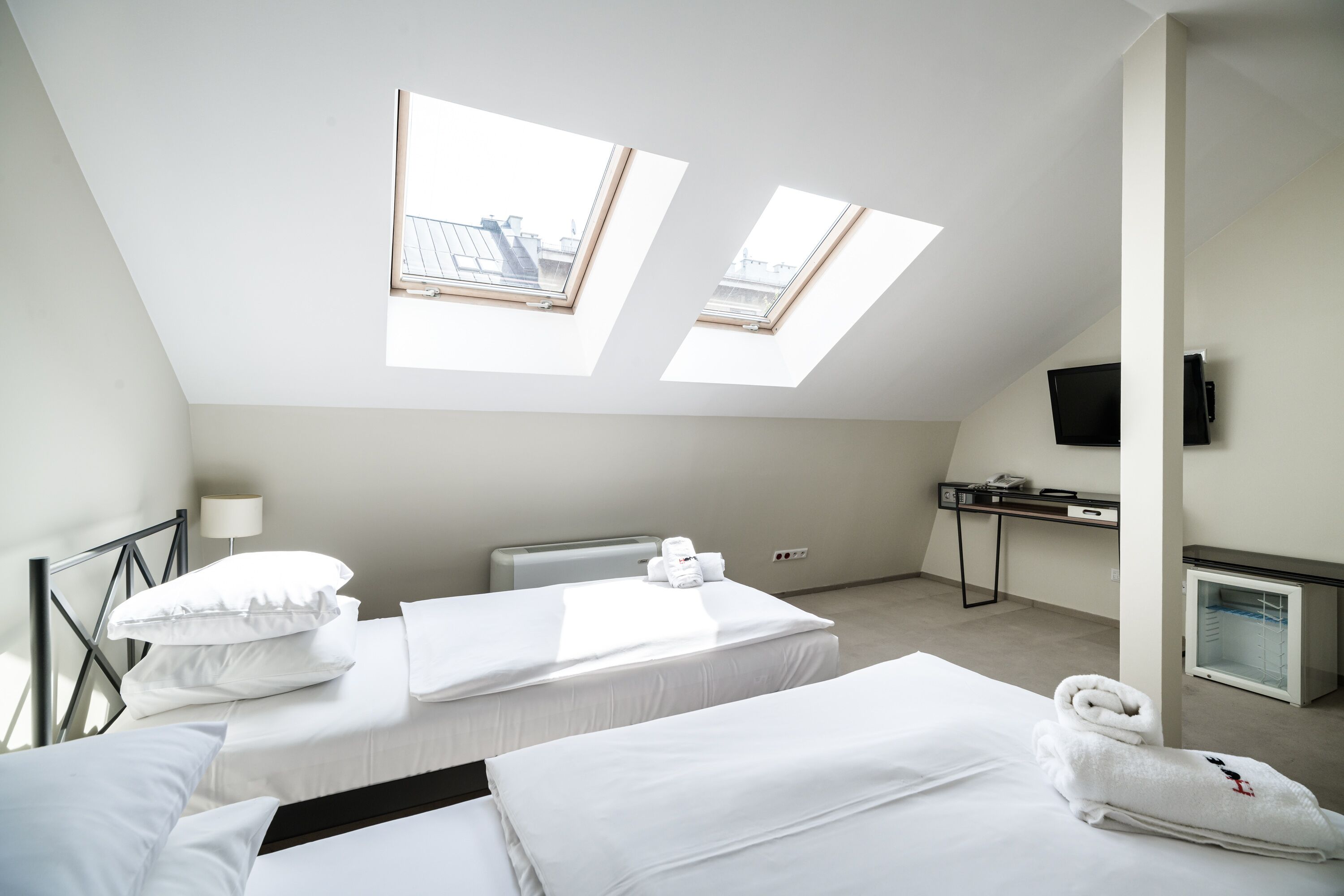 deluxe twin room | living area | 40-cm tv with satellite channels