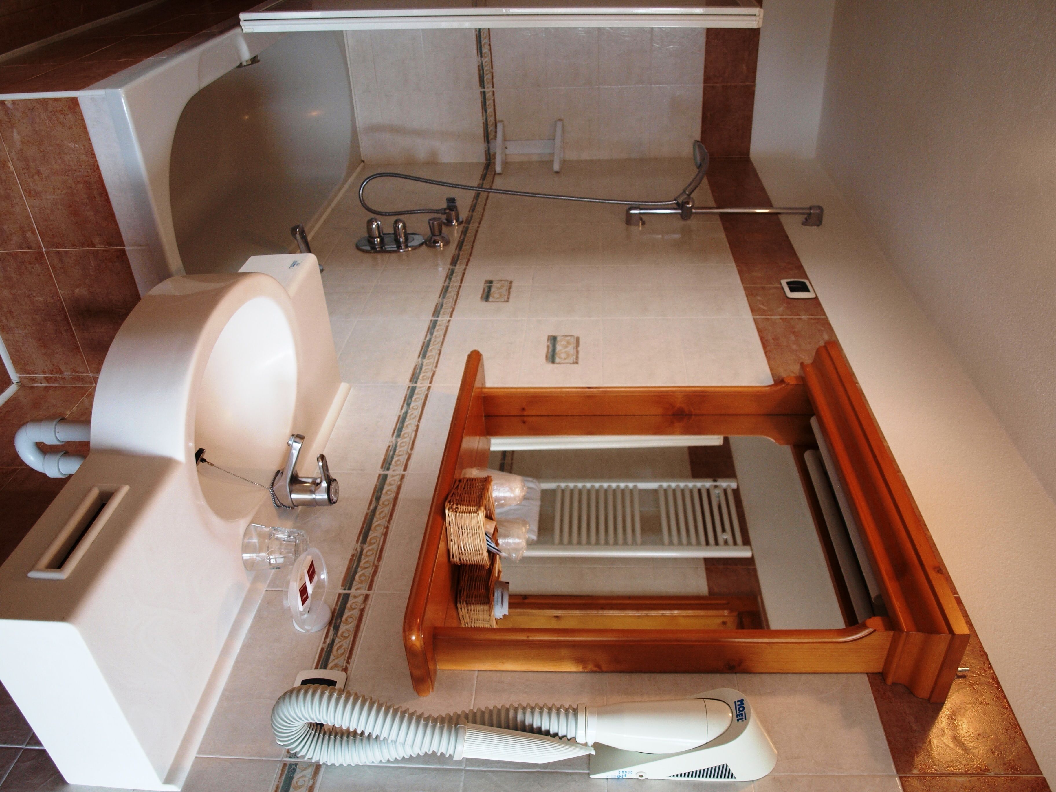 double room | bathroom | shower, free toiletries, hair dryer, bidet