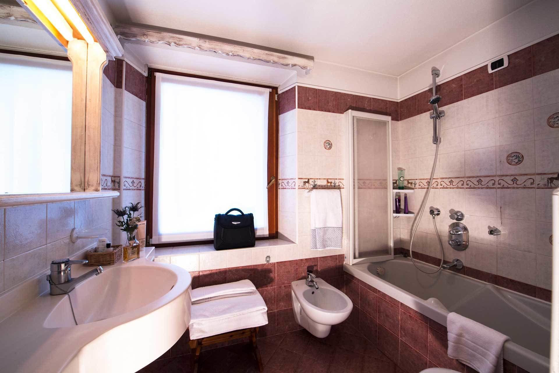 double room | bathroom | shower, free toiletries, hair dryer, bidet