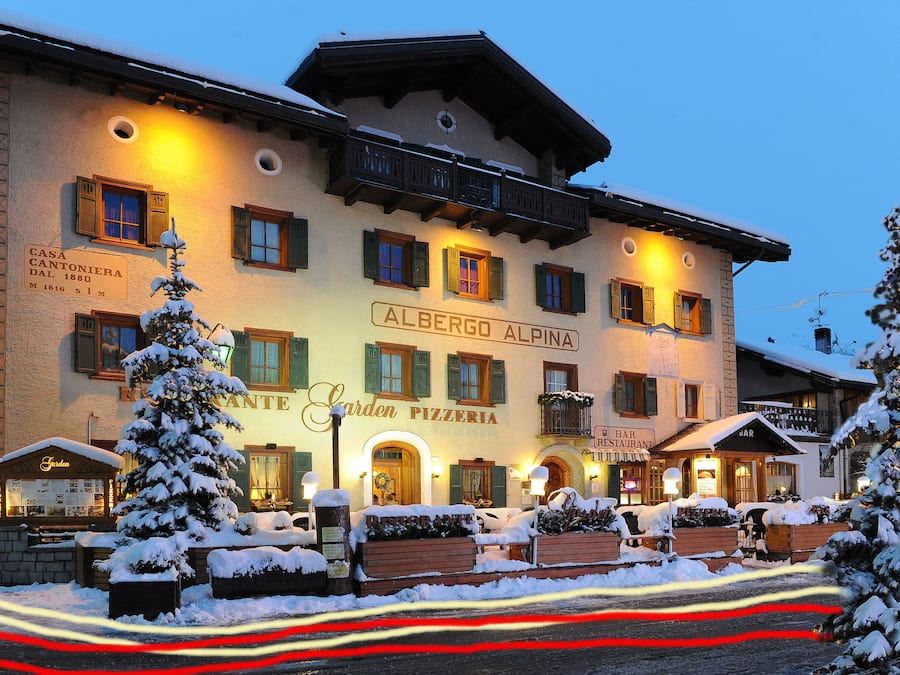 Voorkant accommodatie - avond/nacht