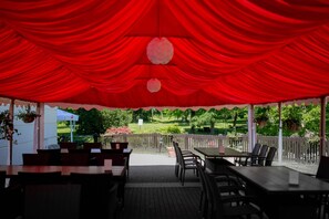 供应早餐、午餐和晚餐，花园景观