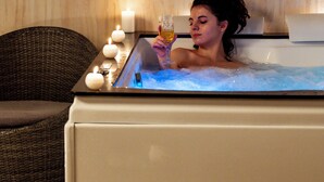 A person relaxing in a bathtub with candles and a glass of wine. - Zamek Dubiecko (Dubiecko)