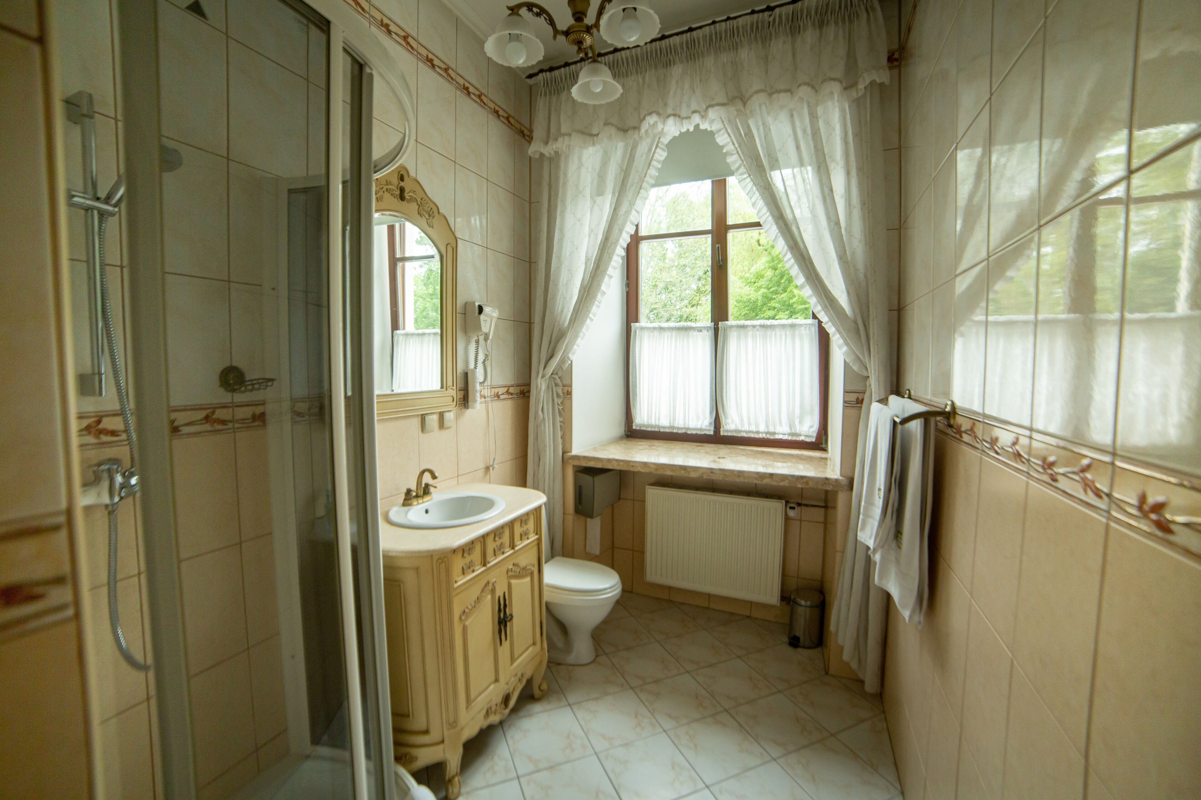 comfort studio suite | bathroom | shower, rainfall showerhead, free toiletries, hair dryer