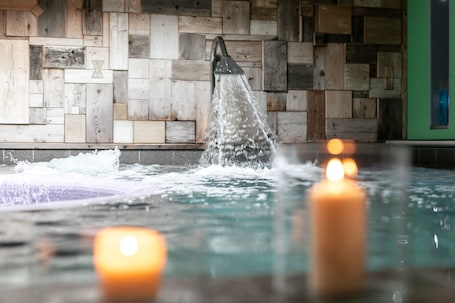 Indoor spa tub. Hotel Isolabella Wellness