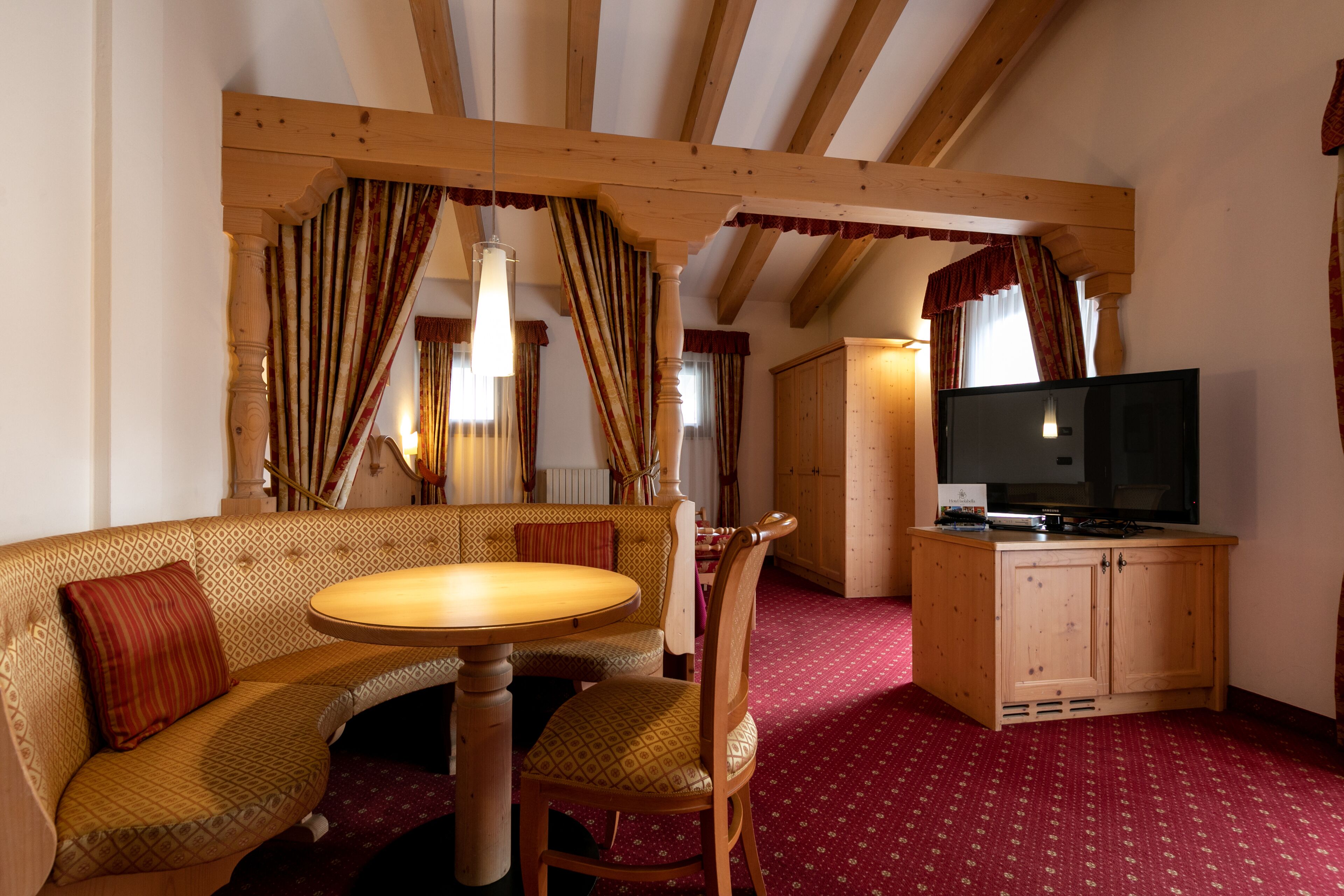 junior suite | minibar, in-room safe, desk, free wifi