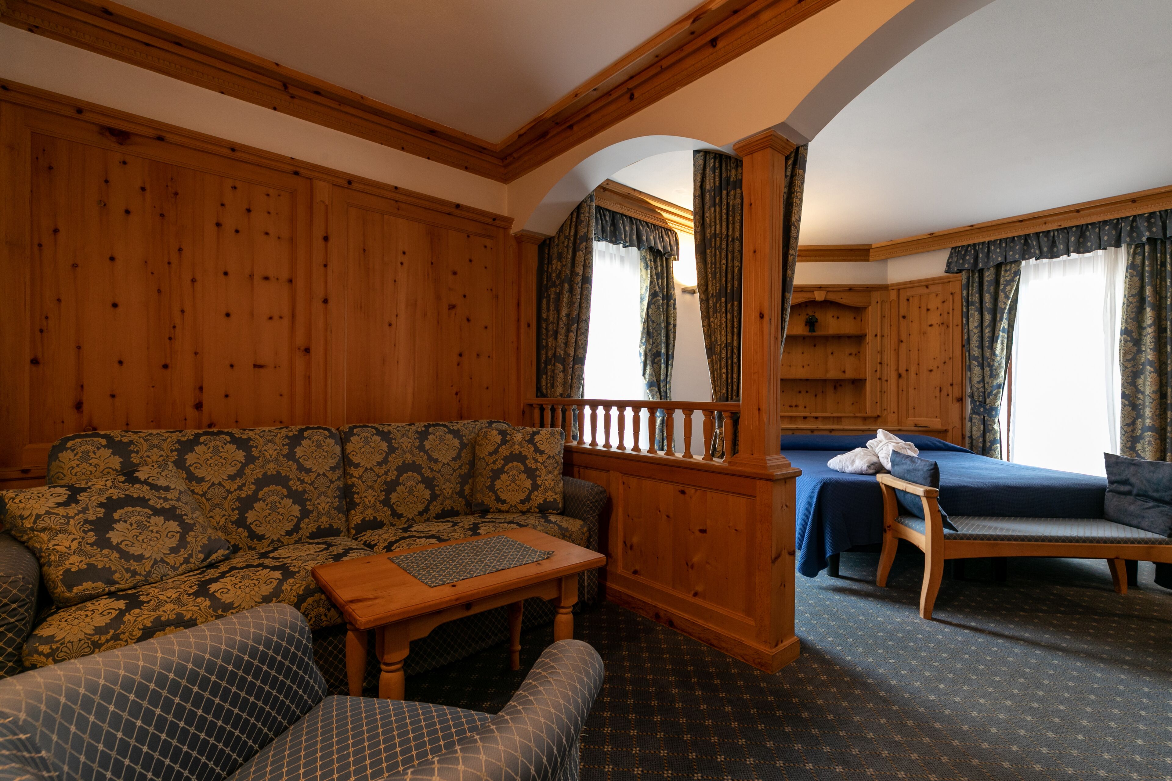 junior suite | minibar, in-room safe, desk, free wifi