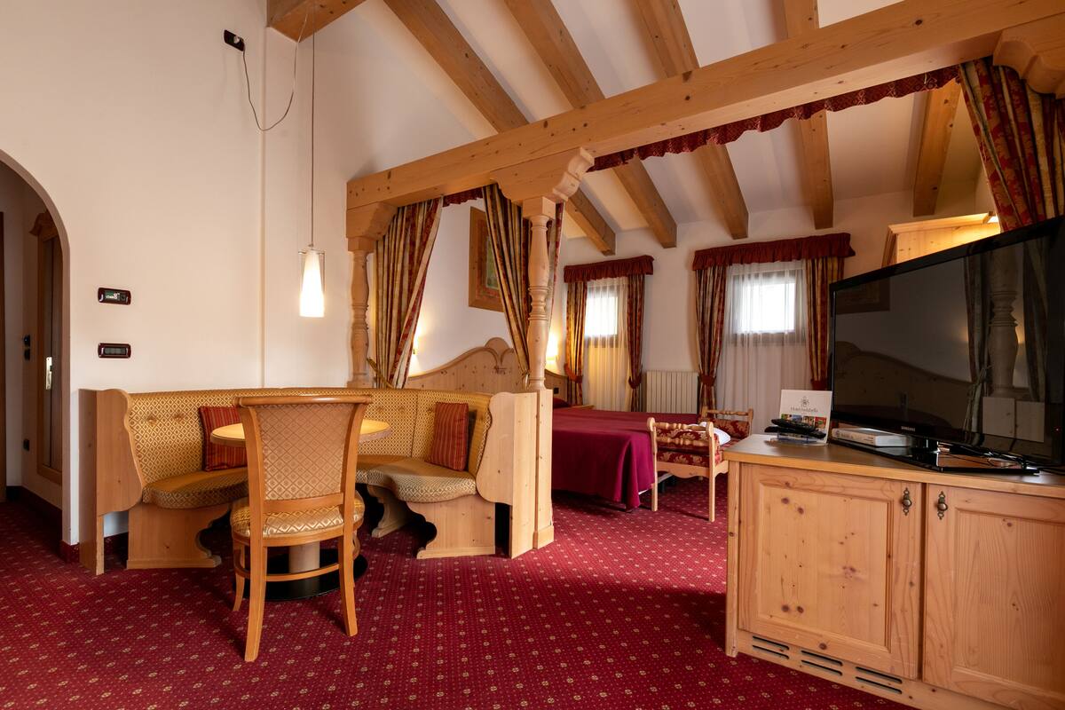 Junior Suite | Minibar, in-room safe, desk, free WiFi