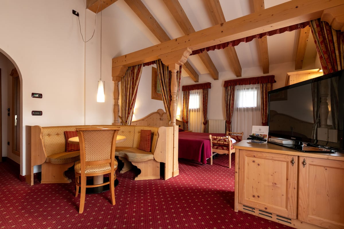 Junior suite | Een minibar, een kluis op de kamer, een bureau, gratis wifi