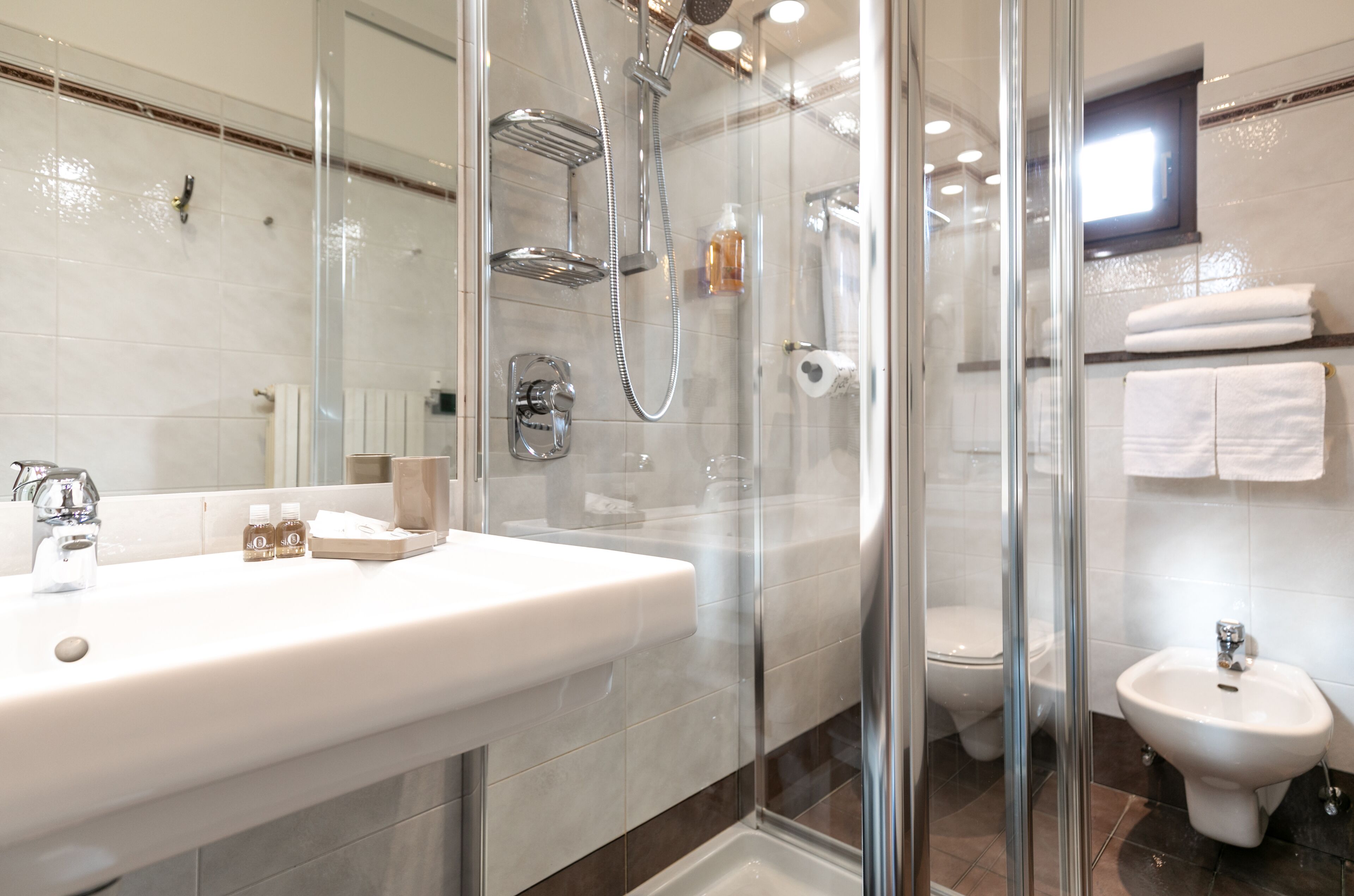 Douche, articles de toilette gratuits, sèche-cheveux, peignoirs