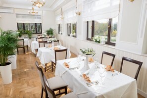 Frokost, lunsj og middag serveres, internasjonale retter 
