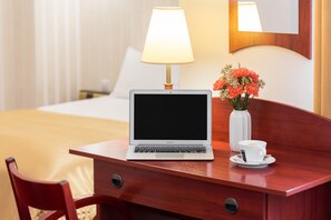 高级单人房 | 办公桌、免费 WiFi、床单