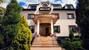 A hotel named Arkadia with a prominent entrance, steps, and a balcony with flowers. - Arkadia (Warsaw)